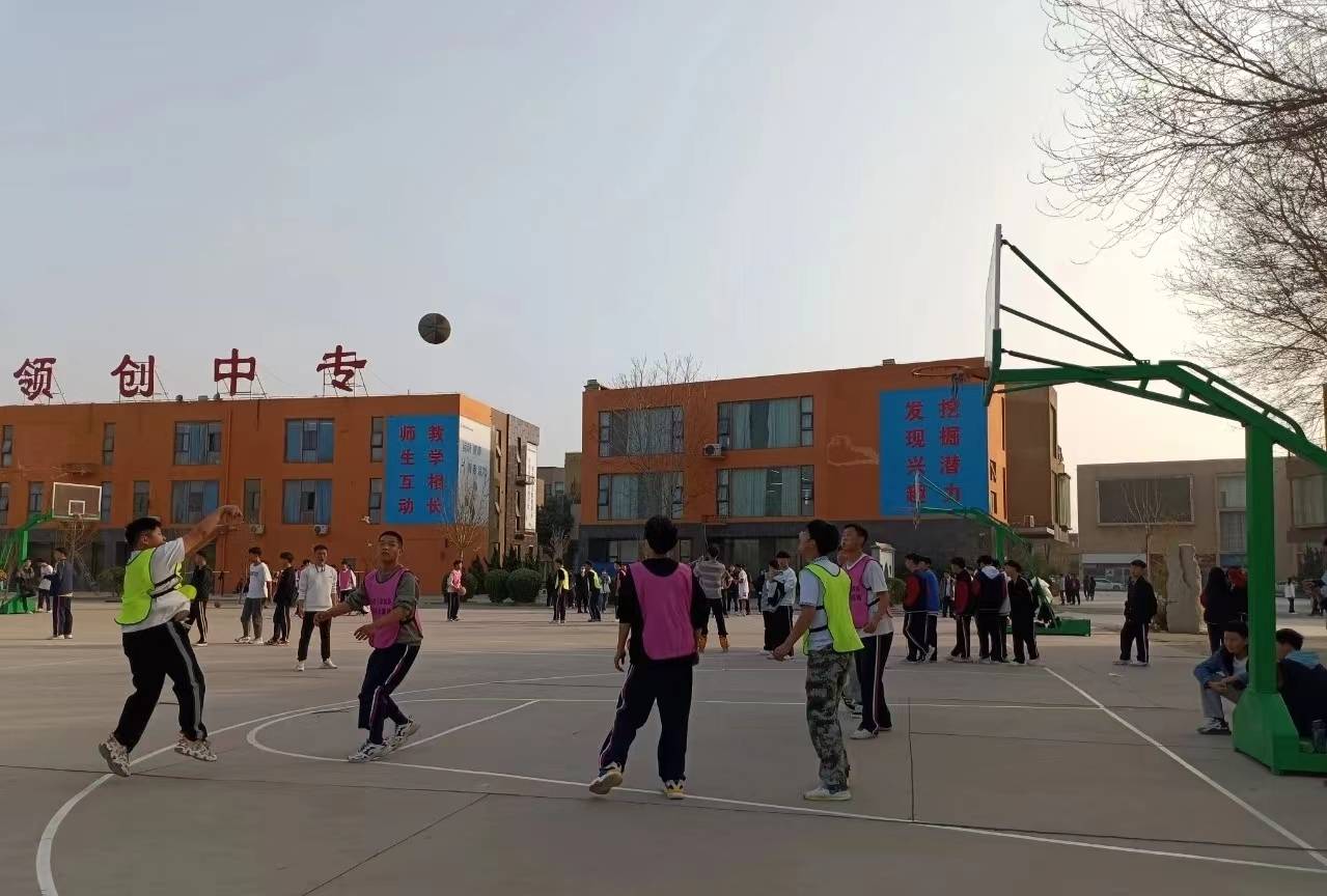 od体育下载-球场之上的英雄争霸赛展现风采(一场球赛和赛场小英雄有什么不同)