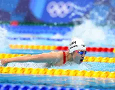 巴哈马选手勇夺女子珍妮环游泳比赛季军(2024多哈游泳世锦赛女子100米蛙泳决赛)
