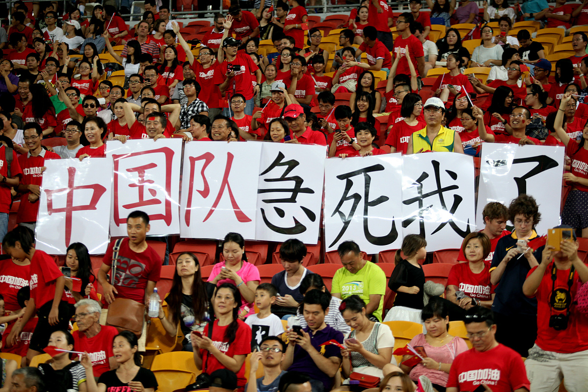 od体育官网-足球比赛迎来高潮，球迷狂热支持本土球队(足球比赛迎来高潮,球迷狂热支持本土球队比赛吗)